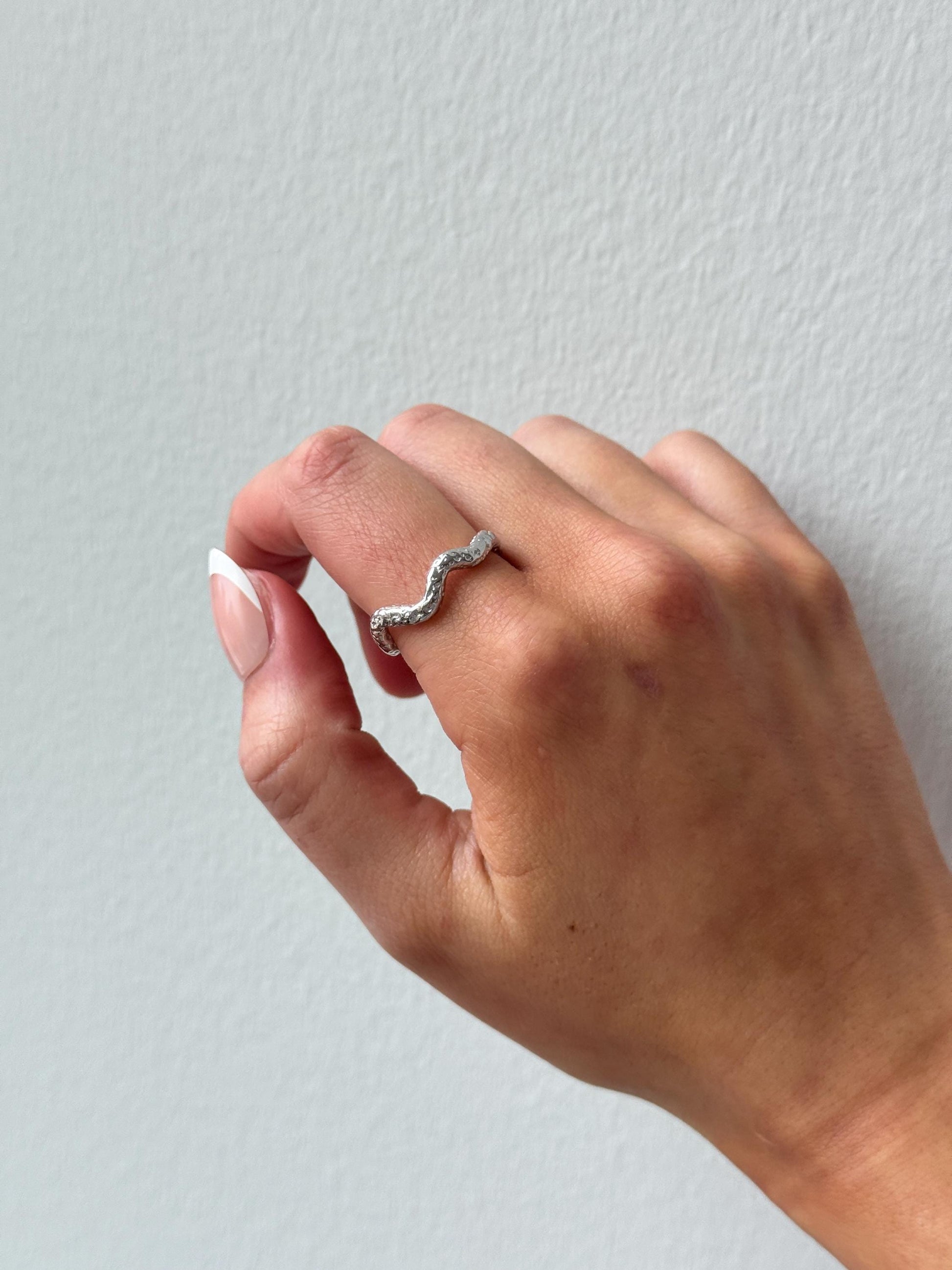 Gold Wave Ring, chunky gold band ring for women, gold vintage ring, stackable ring gift for her, hammered textured ring, wavy statement ring